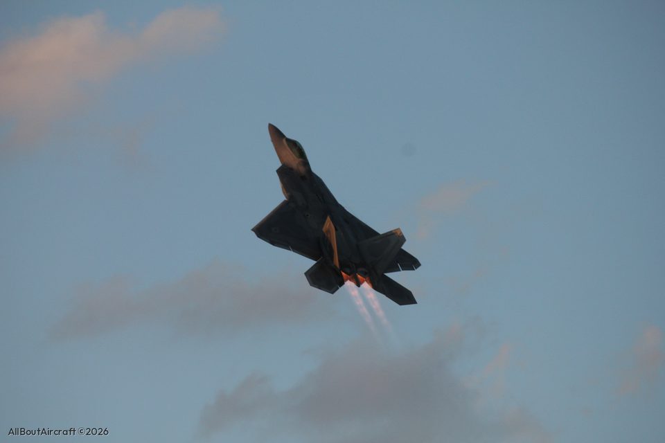 F-22 Raptor climbing